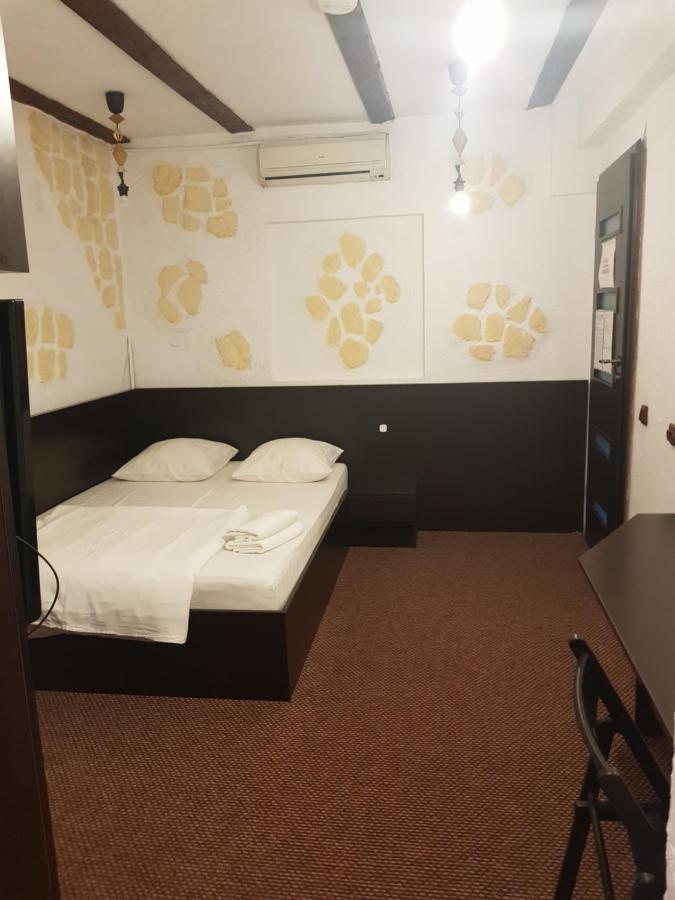 Mpoint Motel Bukares Bagian luar foto