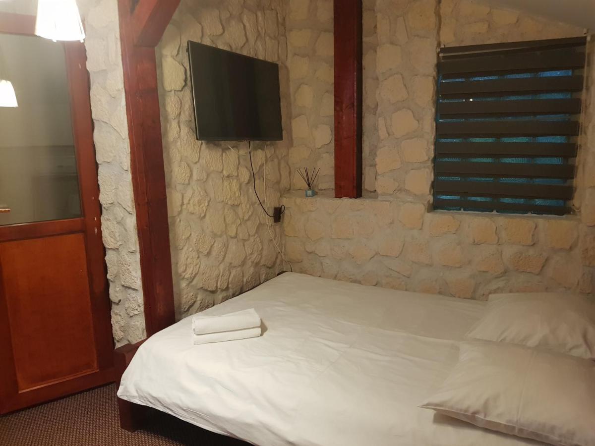 Mpoint Motel Bukares Bagian luar foto